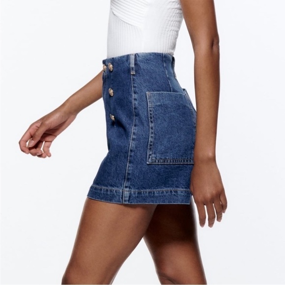 Zara denim shorts with golden buttons. Size 2 - Picture 2 of 10
